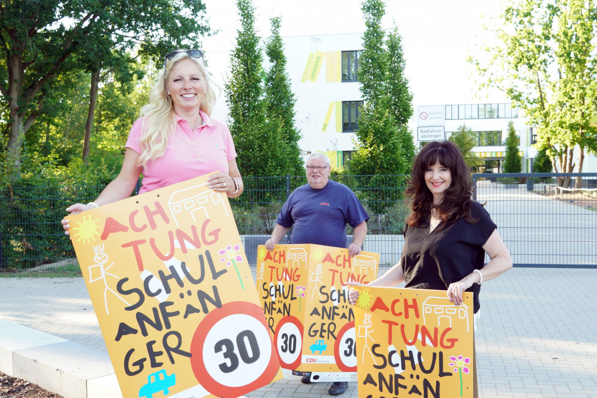 CDU-Plakate zum Schulstarten weisen auf Tempo 30 vor Grundschulen hin. vl.n.r. Nicole Walter-Mundt, Werner Mundt und Grit Hrig, Foto: Christian Howe
