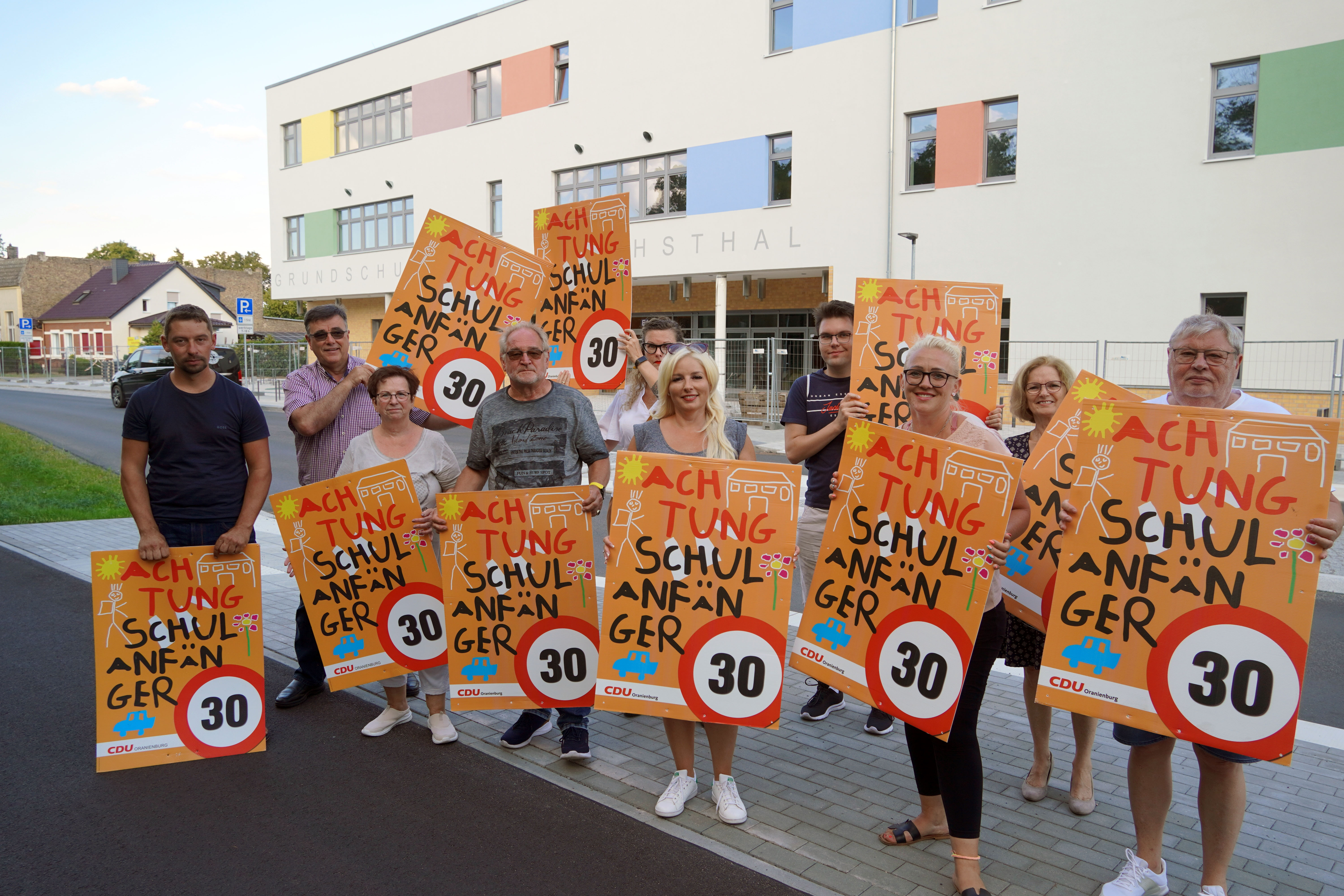 Mitglieder der CDU Oranienburg vor der Grundschule in Friedrichsthal, Foto: Christian Howe